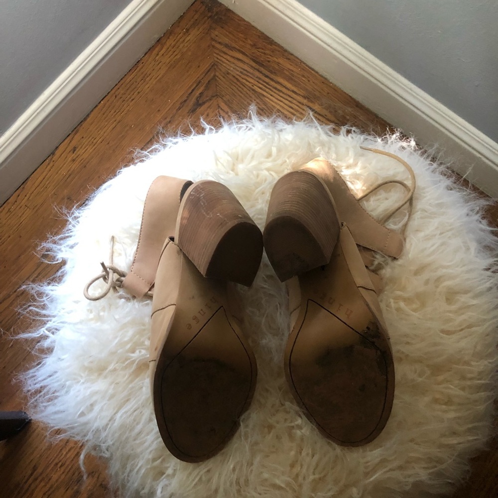 Hinge block heel sandal in nude - Picture 7 of 8